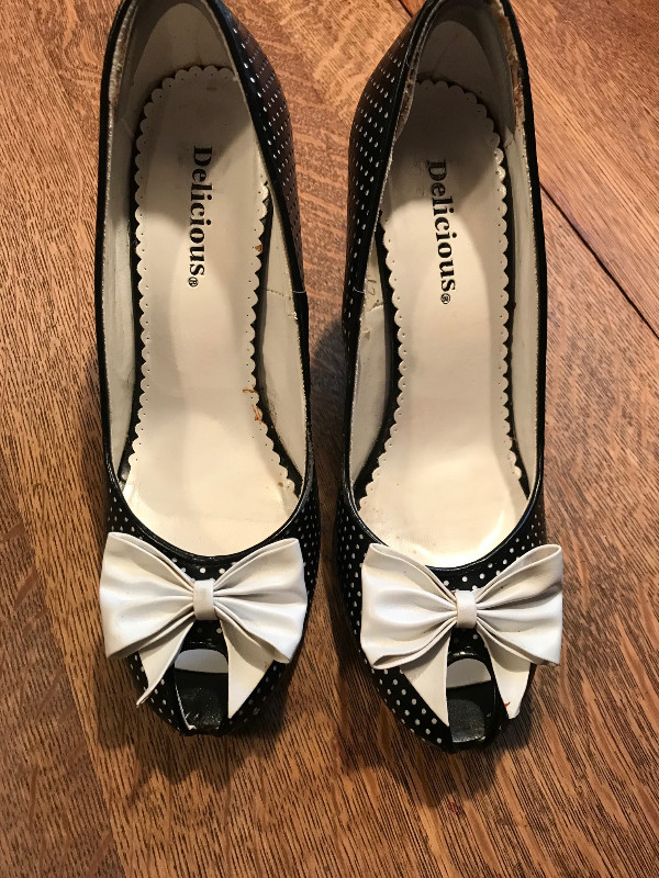 Black pump with white poke a dots/white bows in Women's - Shoes in St. Catharines