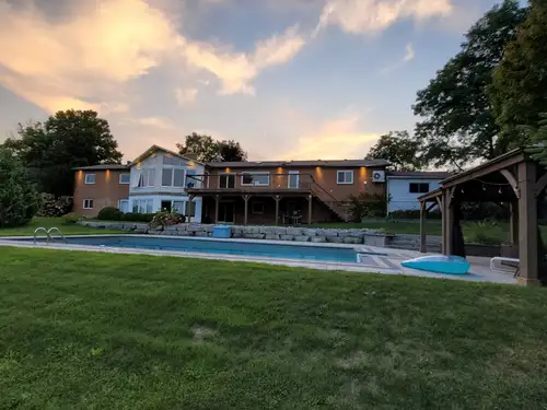 *** AAA+ TENANTS ONLY *** WILL PULL CREDIT REPOERT FROM OUR END. Bright walkout two bedroom basement...