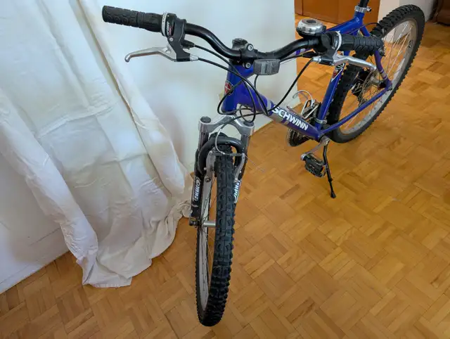 vélo de montagne SCHWINN in Mountain in City of Montréal - Image 7