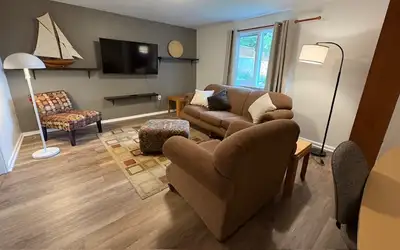 FURNISHED - 1 BED, 1 BATH WALK-OUT SUITE FOR RENT - AVAIL JULY 1