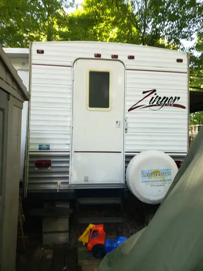 PARTING OUT A 2006 ZINGER 34' TRAILER AWNING 24' no rips ,SINK,TOILET BEST OFFER AS I AM KEEPING THE...