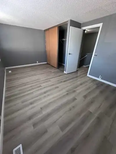 3 levels townhouse, end unit .Finished basement, close to Schools ,mall,amenities ,library, swimming...