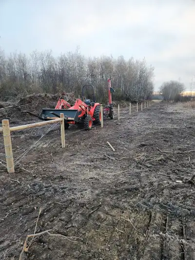 Custom Farm Fencing, Livestock Fencing, Acreage Fencing, Oil field fencing Oue team of skilled and e...