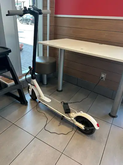 A scooter good for commute with a top speed of 30km/h and is in good, pre-owned condition. This ligh...