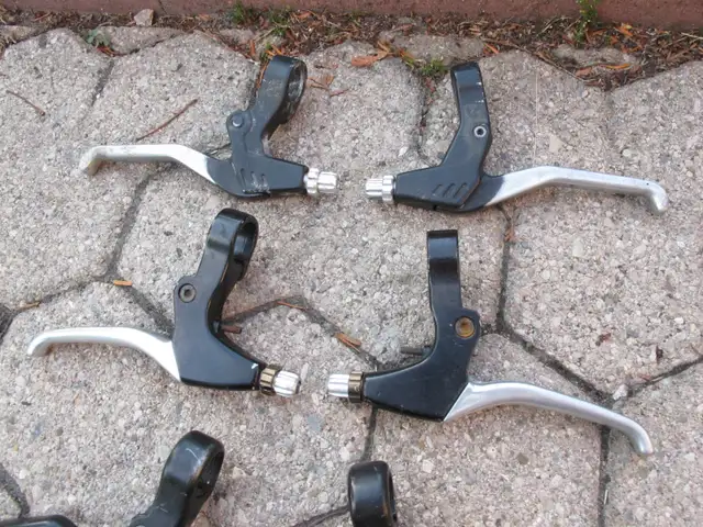 Bicycle bike mountain BMX road  brake levers pairs, great shape in Frames & Parts in City of Toronto - Image 3