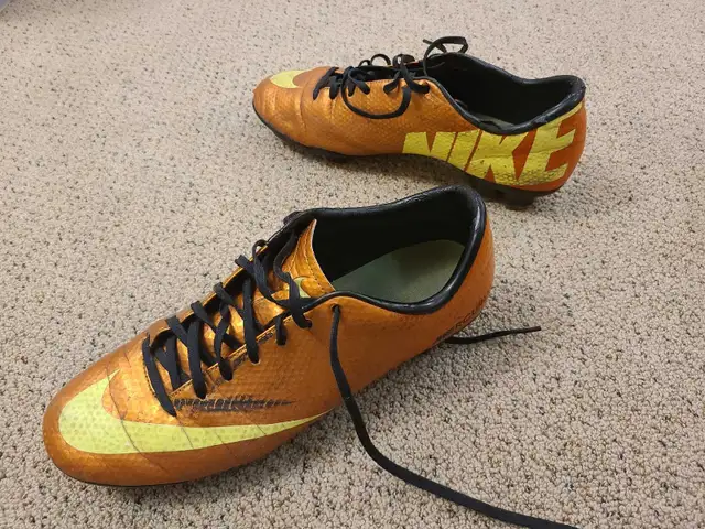 Soccer cleats, youth size 8.5 in Soccer in Edmonton - Image 2