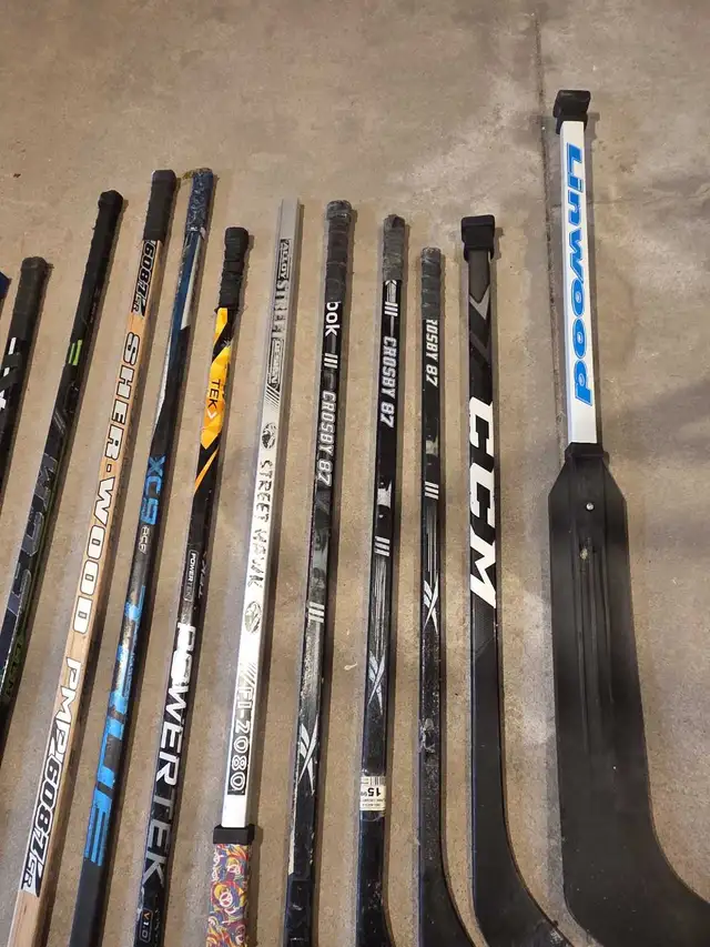 hockey sticks youth. left and right handed in Hockey in St. Catharines - Image 3