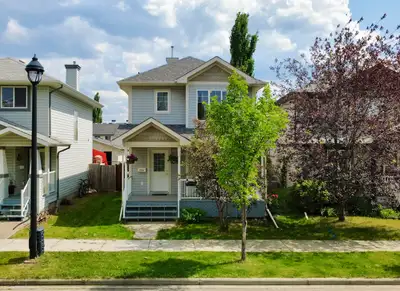 Upgraded 3-Bed Home with Finished Basement – in Terwillegar South! Beautiful 3 bed, 2.5 bath home pl...