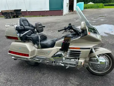 1998 gold Wing. Excellent condition.
