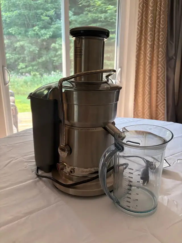 Breville Juicer 800series in Processors, Blenders & Juicers in Trenton - Image 2