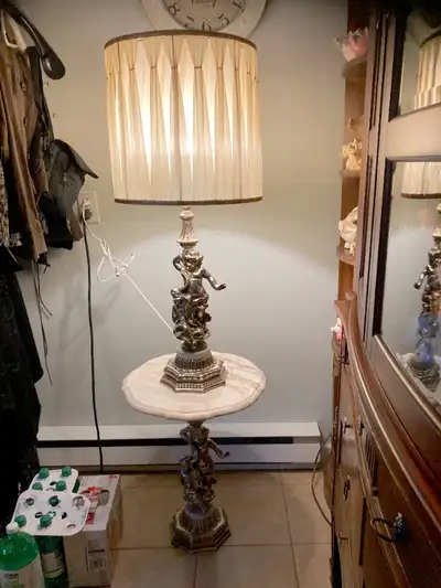 Une belle lampe style cupidon et une table cupidon en marbre formant un ensemble décoratif de toute...
