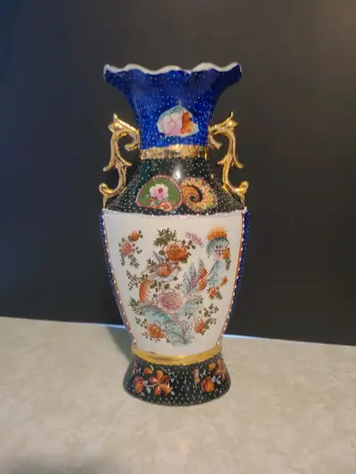 Vintage Oriental porcelain vase See my other ads for more collectables!