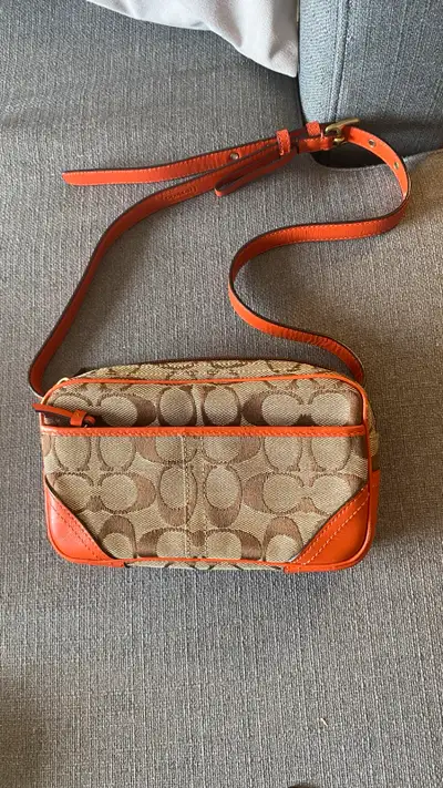 Salut, ma blonde vendre son sacoche comme neuve Coach Signature porter au taille. Authentic Coach Si...