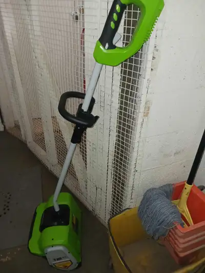 Pelle à neige avec chargeur et batterie greenwork servi deux fois je n'ai pas l'endroit pour me serv...
