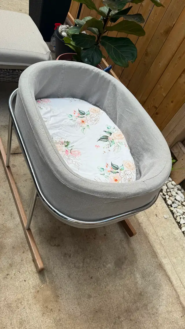 Baby Bassinet rocker in Playpens, Swings & Saucers in Mississauga / Peel Region - Image 3