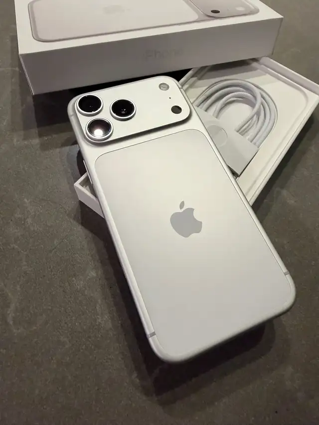 iPhone 17 Pro Max 256GB Silver – Unlocked | Mint | 100% Battery