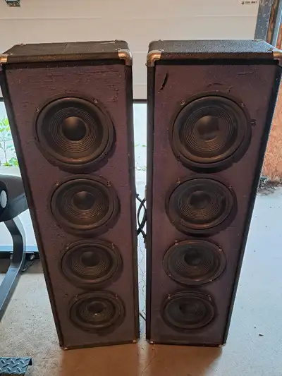 Vintage speakers. 8 inch drivers 1 out of the 8 drivers is blown. Most of the drivers have tears in...