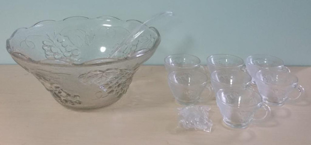 Elegant Glass Punch Bowl with Ladle and Cup Set in Kitchen & Dining Wares in City of Toronto - Image 4
