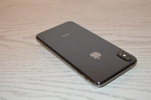 FIRM PRICE - Unlocked iPhone XS Max 256GB - Battery 80% Like New in Cell Phones in Markham / York Region - Image 4