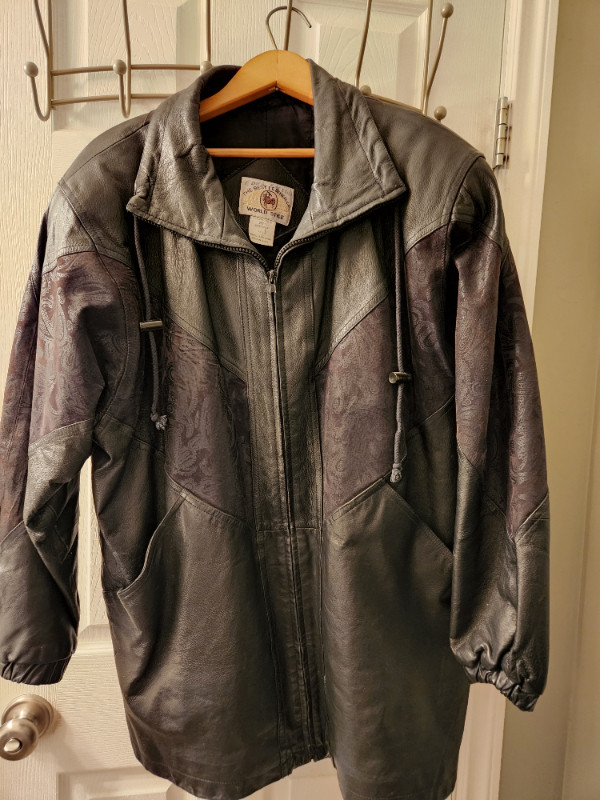Ladies Leather jacket in Women's - Tops & Outerwear in Saskatoon - Image 2