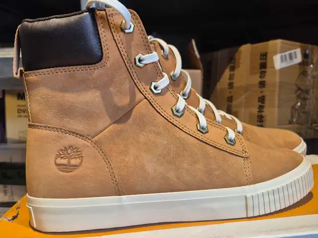 Timberlands Boots Womens 8.5  in Women's - Shoes in Mississauga / Peel Region - Image 3