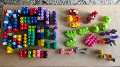 MEGA BLOKS PLAYSET 144 Assorted colors and shapes plus assorted specialty shapes with five little pe...