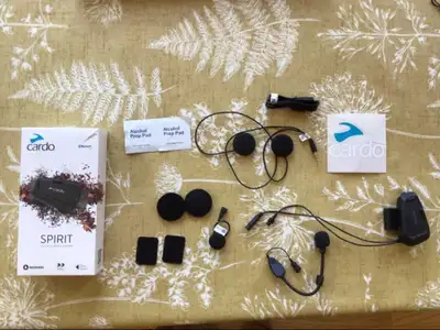 Cardo System with everything there. Barley used. Selling because I prefer using earbuds.