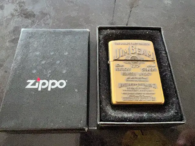 VINTAGE ZIPPO JIM BEAM BOURBON LIGHTER IN ORIGINAL CASE  USA in Arts & Collectibles in Mississauga / Peel Region - Image 2