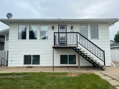 ** PLEASE READ FULL DESCRIPTION BEFORE ENQUIRING ** This 3-bedroom upper floor suite of a split-leve...