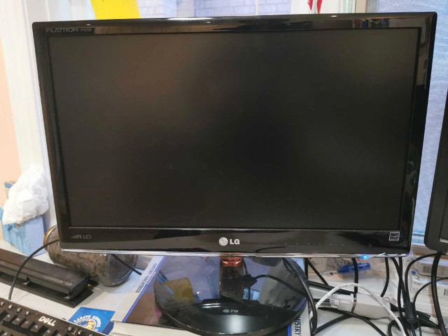 LG 20“ LCD monitor in Monitors in Markham / York Region - Image 2