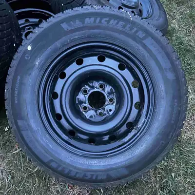 Excellent condition snow tires from a 2014 Tucson. They have about 3000km max in them. Stores in a s...