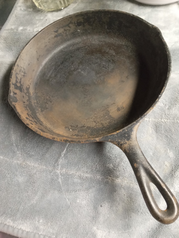 Vintage 3 Notch Lodge 8 Cast Iron Skillet in Kitchen & Dining Wares in St. Catharines - Image 4