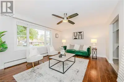 Available immediately Spacious and bright 3 bedroom, 1 bathroom unit available with plenty of natura...