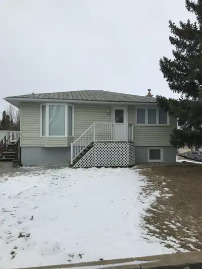 One bedroom basement suite for rent. Great natural light due to the large and numerous windows. Cent...