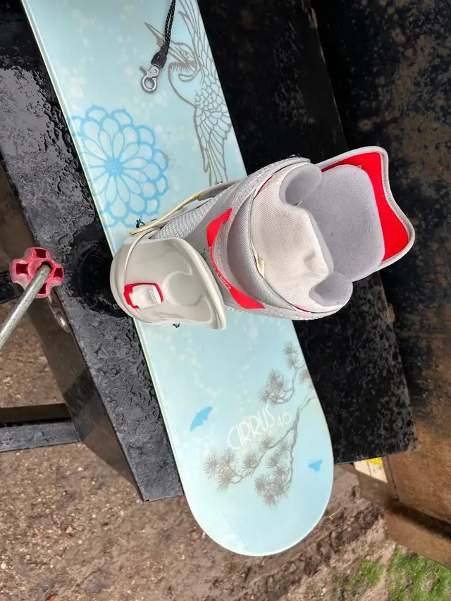 Women’s snowboard with boots and bindings in Snowboard in Guelph - Image 8