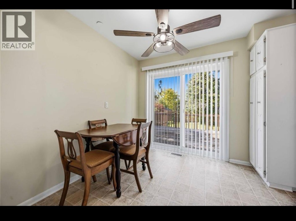 993 Highway Drive a beautiful home in Sarnia 3
