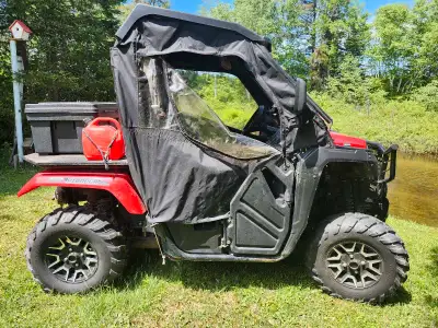 Côté a coté 2017 pneu et mags neuf. Honda pionnier. 3400km. Treuil. coffre arrière ,miroir intérieur...