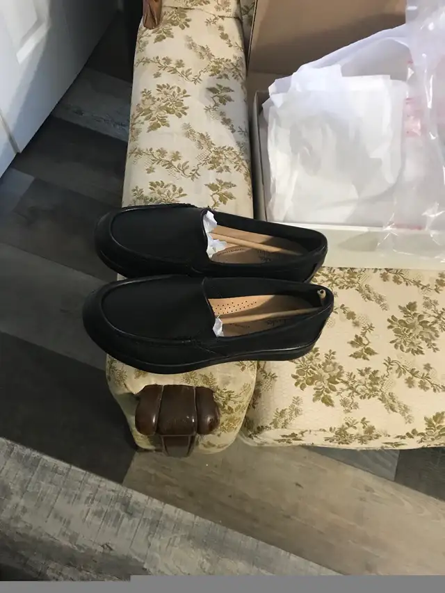 Clarks Ladies Ellowyn loafers size 7.5W in Women's - Shoes in Cape Breton - Image 5