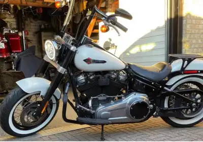 Soft tail slim. Un seul propriétaire, condition A1, Plusieurs modifications telles que, Hauteur des...