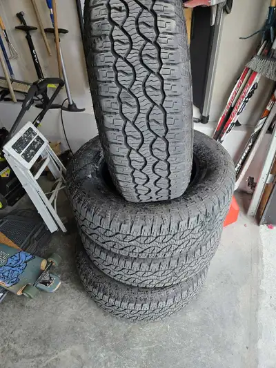 Goodyear Wrangler Territory A/T – 275/65R18 – Excellent Condition! M+S Je vends un ensemble de pneus...