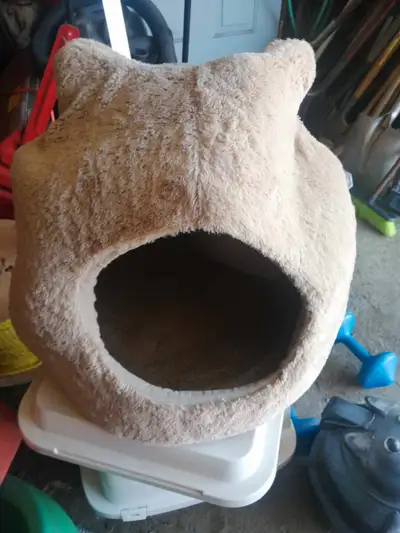 TENTE POUR CHAT OU CHIEN BONNE CONDITION 15$ SHAWI SUD, View more