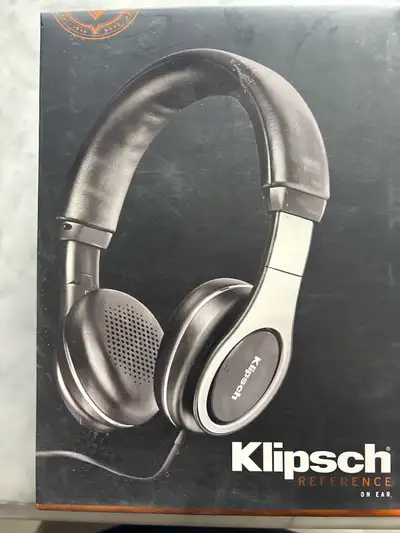 Experience superior sound quality with these Klipsch Reference on-ear headphones. While they are in...