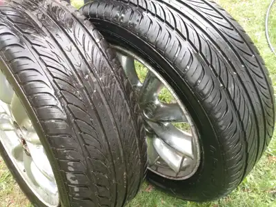 2 pneus d'été de marque General 225 55 r17 en très bonne condition , n'a servi seulement que la fin...