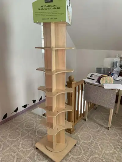 Présentoir en bois – tour de présentation pour magasin / kiosque, View more