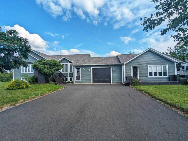 Maison / Duplex à vendre Caraquet in Houses for Sale in Bathurst