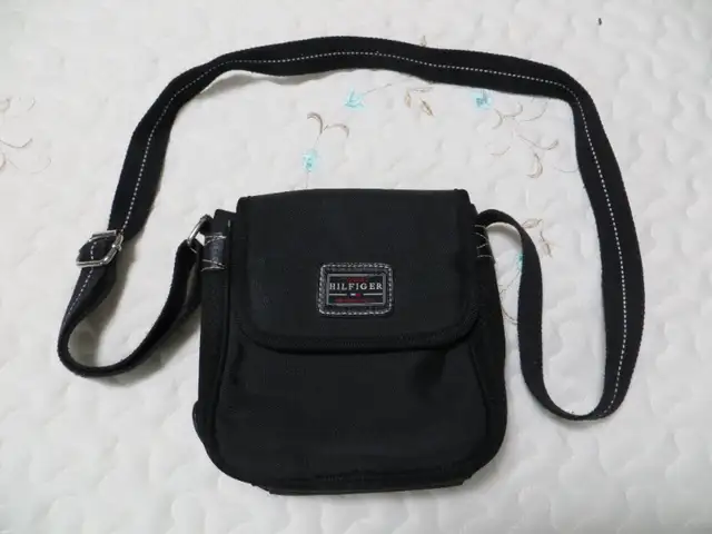 Purses, Shoulder Bags, Crossbody Bags in Women's - Bags & Wallets in Mississauga / Peel Region - Image 2