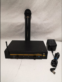AKG UHF SR40/HT40 Wireless Microphone System,  Frequency 748 MHz