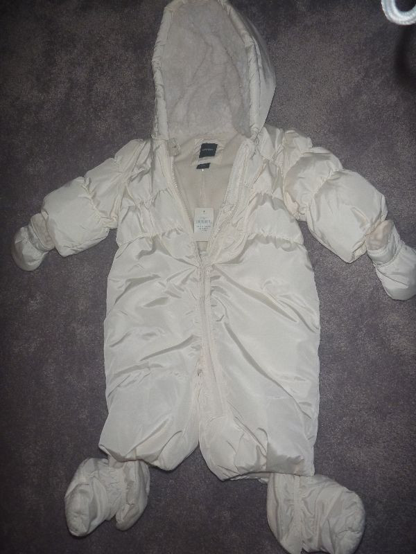 Brand New with tags Baby Girl's Gap White Snowsuit in Clothing - 3-6 Months in Winnipeg - Image 3