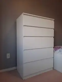 5 drawer chest of white color.