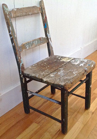 Antiquité. Collection. Très ancienne chaise en bois. L